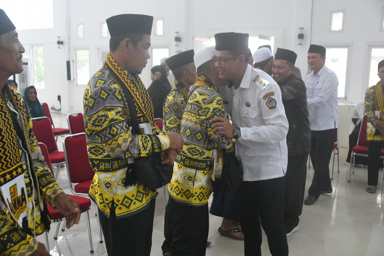 Wakil Bupati Kayong Utara Amru Chanwari melepas jamaah umrah dalam acara pelepasan 24 warga penerima fasilitas umrah di Balai Praja Kantor Bupati Kayong Utara, Sukadana, Rabu (30/9/2026). Foto: Istimewa