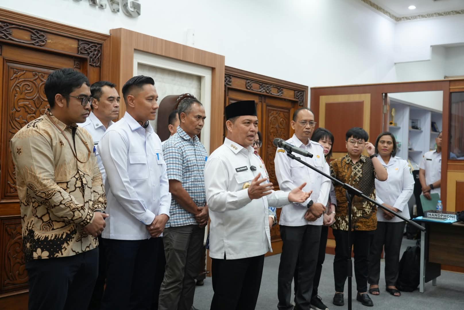 Gubernur Kalimantan Barat, Ria Norsan, menyampaikan keterangan kepada awak media usai rapat bersama manajemen Pertamina wilayah Kalimantan Barat, GM PLN Kalbar, Direktur AKR, Sekda Kalbar, serta sejumlah kepala organisasi perangkat daerah terkait. Foto: Istimewa