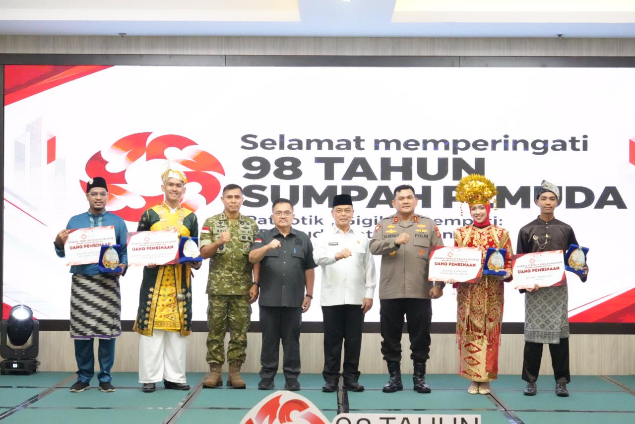 Gubernur Kalimantan Barat Ria Norsan bersama jajaran Forkopimda menyerahkan penghargaan kepada tiga pemuda berprestasi dalam peringatan Hari Sumpah Pemuda ke-98 di Pontianak, Rabu (28/10/2026). Foto: Istimewa