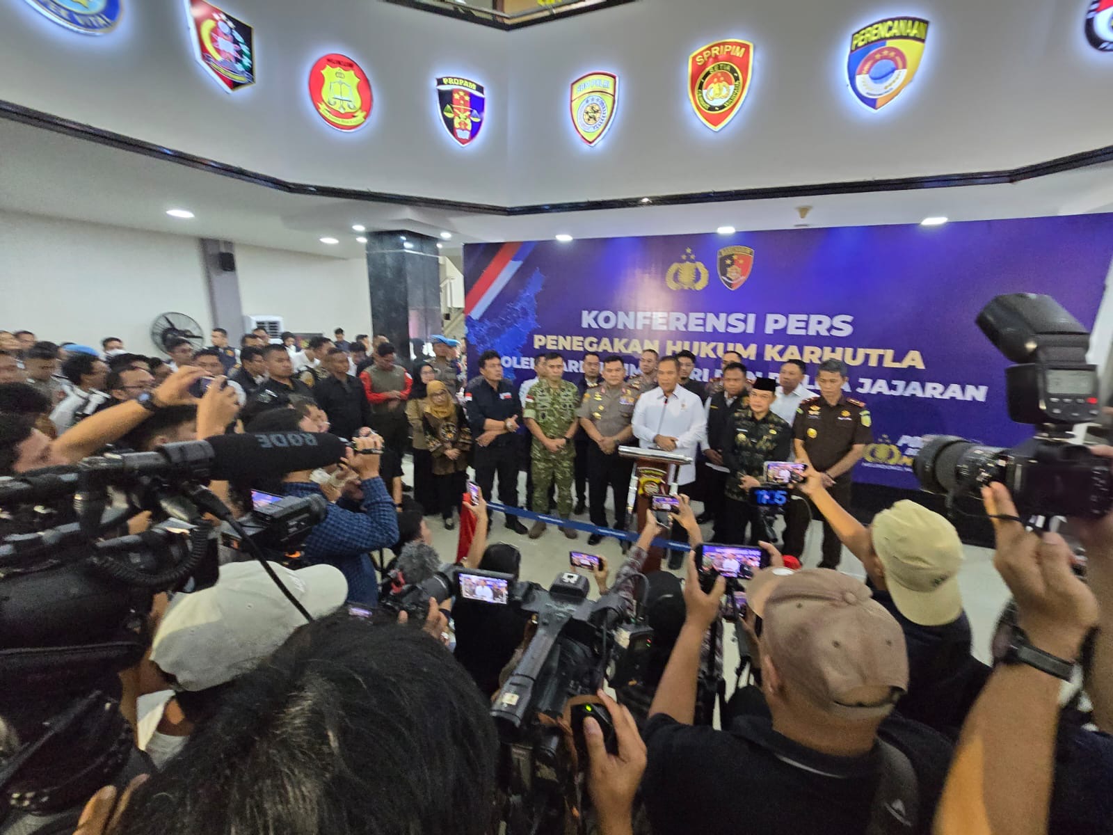 Kabareskrim Polri Komjen Pol. Asep Safrudin didampingi Kapolda Kalbar, Irjen Pol. Alberd Teddy Benhard Sianipar, Gubernur Kalbar, Ria Norsan, Kajati Kalbar, Emilwan Ridwan dan jajaran memberikan keterangan saat konferensi pers di Polda Kalbar, Kamis (29/10/2026). Foto: Istimewa