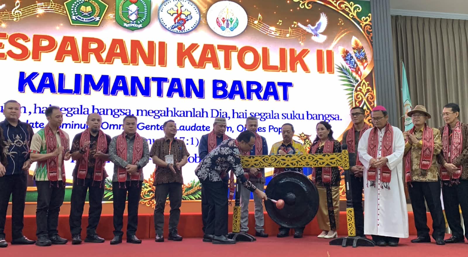 Asisten Perekonomian dan Pembangunan Sekda Kalbar, Heronimus Hero, memukul gong sebagai tanda dibukanya Pesparani Katolik II Kalimantan Barat di Pontianak, Jumat (16/10/2026). Foto: Istimewa