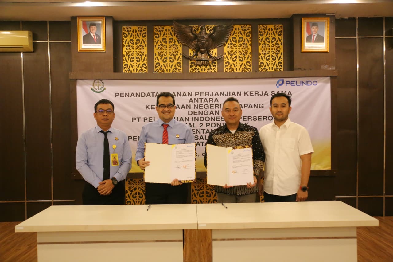 GM PT Pelindo Regional 2 Pontianak, Dewa Cipta Hadi dan Kepala Kejari Ketapang Ricky Febriandi beserta jajaran menunjukkan nota kerja sama bidang Perdata dan Tata Usaha Negara (Datun), Jumat (16/10/2026). Foto: Istimewa