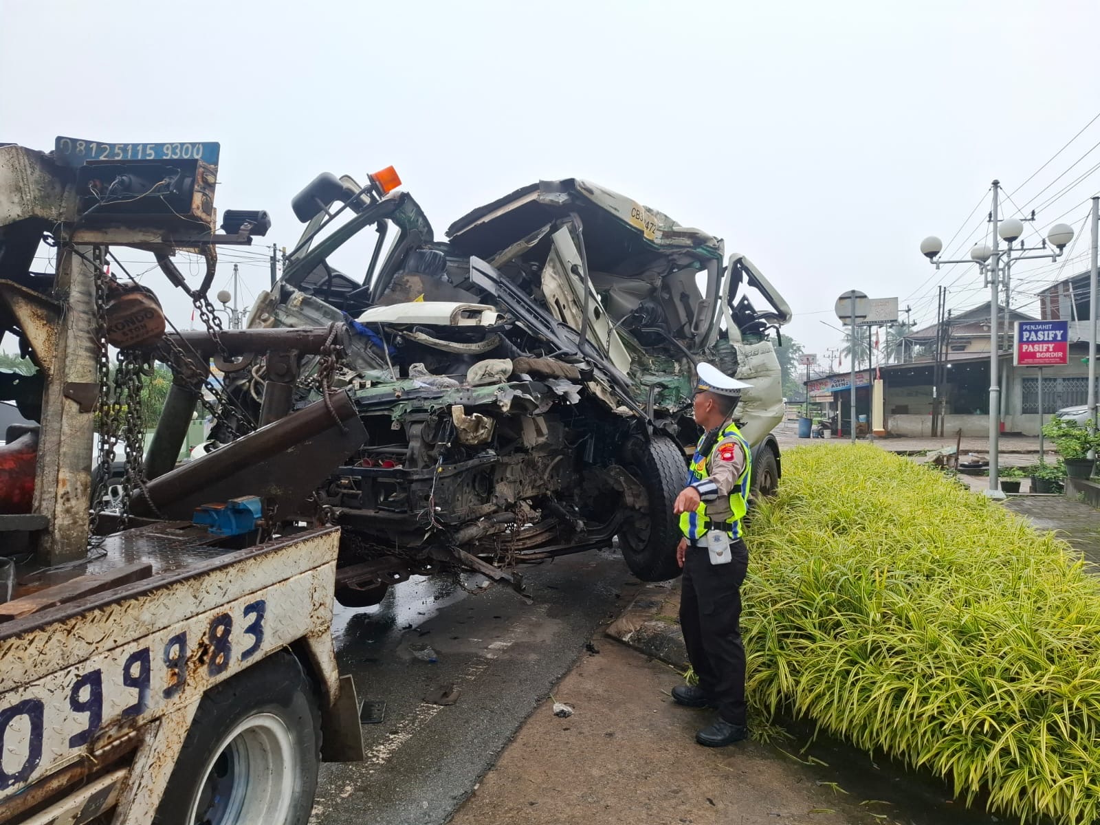 Kondisi truk trailer yang ringsek setelah terlibat kecelakaan di Jalan Adisucipto, Kabupaten Kubu Raya, Rabu (21/10/2026). Petugas Satlantas Polres Kubu Raya melakukan penanganan di lokasi kejadian. Insiden tersebut menyebabkan satu pengemudi mengalami luka-luka. Foto: Istimewa