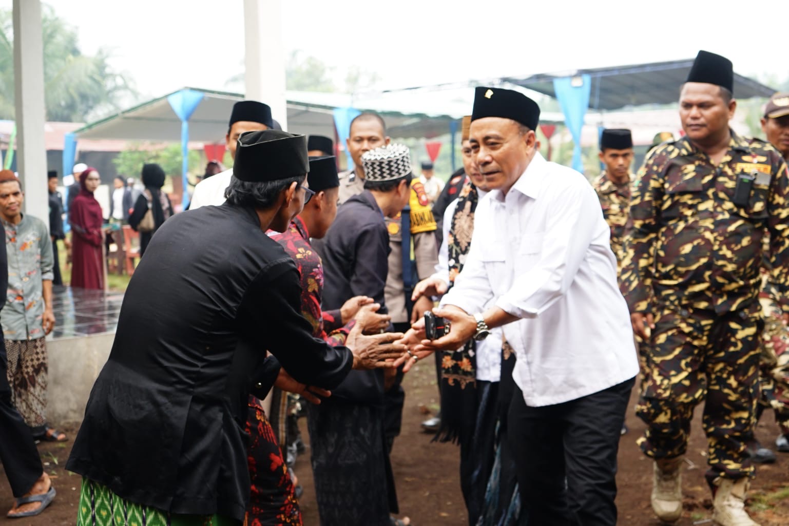 Wakil Gubernur Kalimantan Barat, Krisantus Kurniawan, bersalaman dengan warga saat menghadiri kegiatan Haul Akbar dan Haflatul Ikhtibar di Pondok Pesantren Darul Qur’an Wal Lughoh, Kabupaten Kubu Raya, Minggu (11/10/2026). Foto: Istimewa