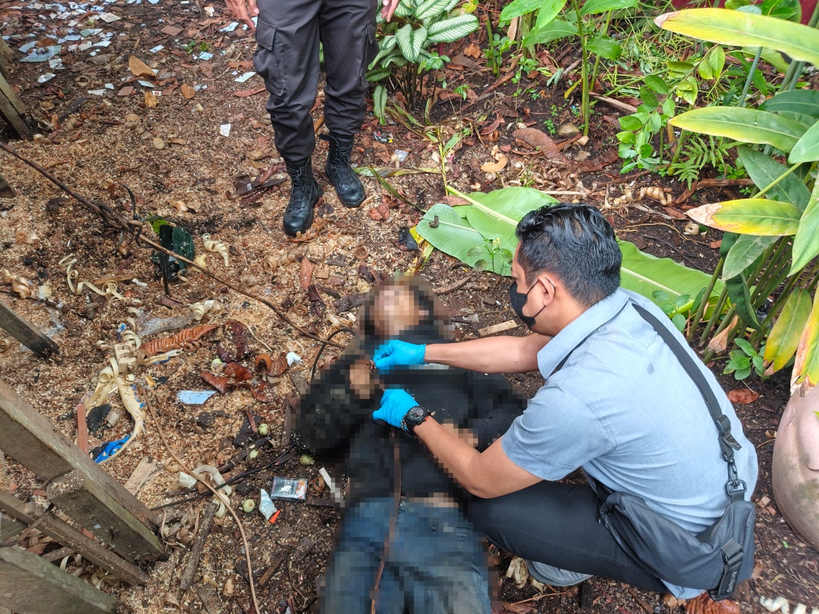 Petugas melakukan pemeriksaan terhadap pria berusia 26 tahun yang ditemukan tewas di sebuah mebel kayu di Desa Parit Baru, Kecamatan Sungai Raya, Kubu Raya, Selasa (20/10/2026). Foto: Istimewa
