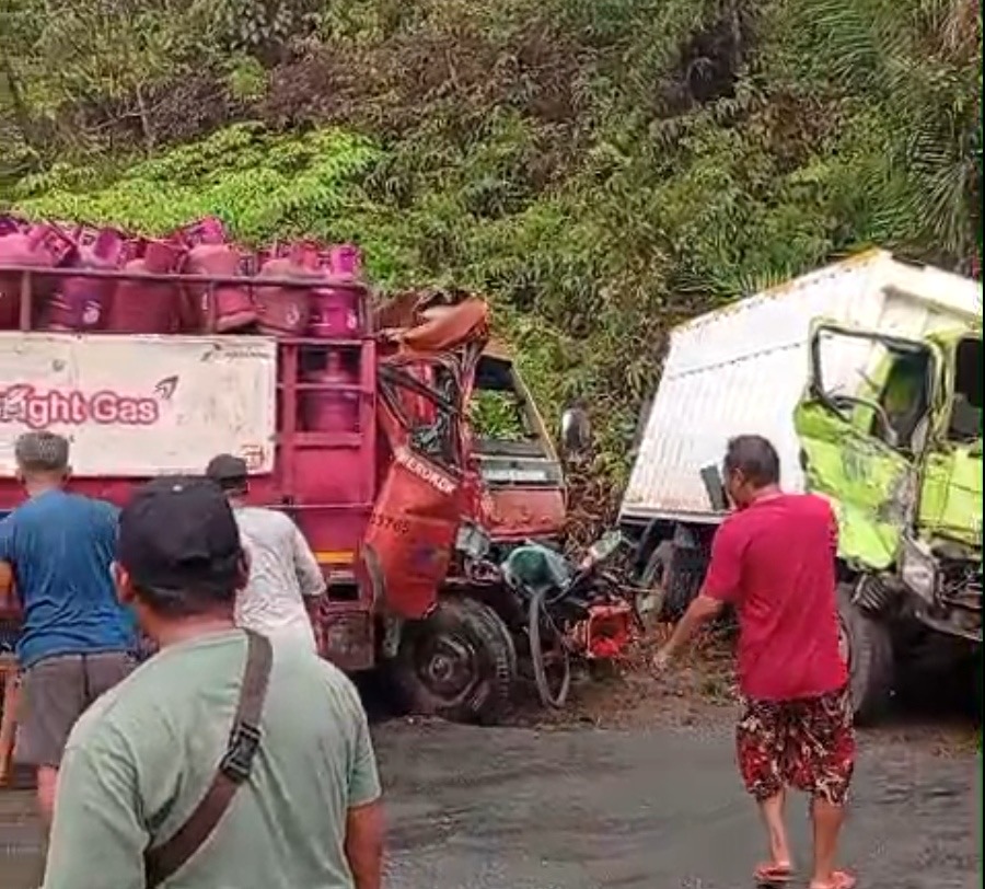 Kondisi dua truk yang bertabrakan di Jalan Transkalimantan Kilometer 71, Desa Lintang Batang, Kecamatan Sungai Ambawang, Kabupaten Kubu Raya. Foto: Istimewa