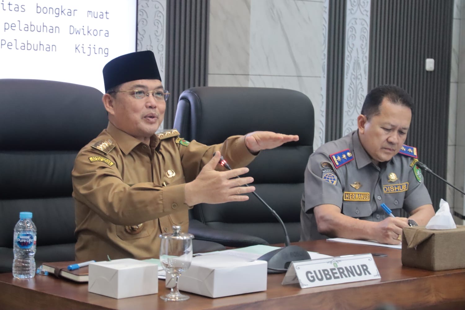 Gubernur Kalimantan Barat Ria Norsan memimpin rapat koordinasi pembahasan rekayasa lalu lintas angkutan barang di koridor duplikasi Jembatan Kapuas I, Pontianak, Selasa (27/10/2026). Foto: Istimewa