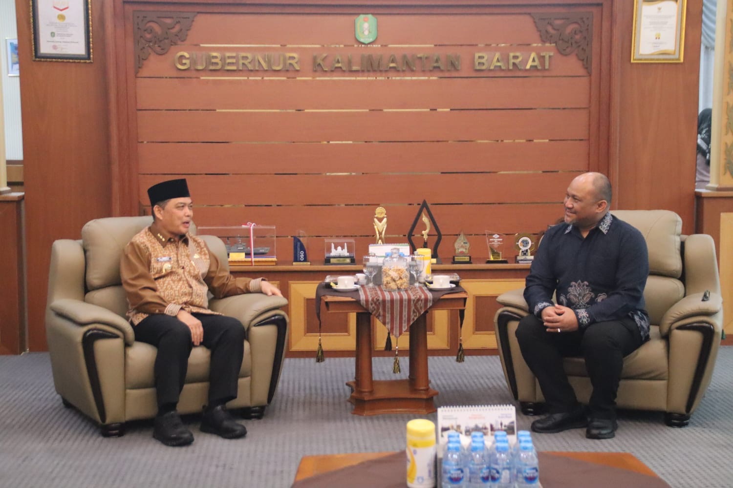 Gubernur Kalimantan Barat Ria Norsan berbincang dengan Konsul Malaysia untuk Kalbar, Ilham Juhri, saat kunjungan silaturahmi di Kantor Gubernur Kalbar, Pontianak, Kamis (8/10/2026). Foto: Istimewa